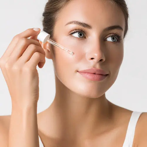 Application sérum anti-âge bio lait d'ânesse sur visage