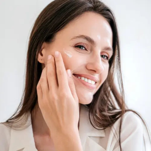 Application crème de nuit régénérante bio lait d'ânesse visage