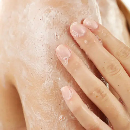 Gommage exfoliant savon marc de café lait d'ânesse bio sur peau