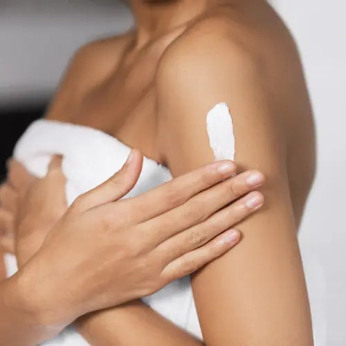 Application lait corporel hydratant bio lait d'ânesse sur corps