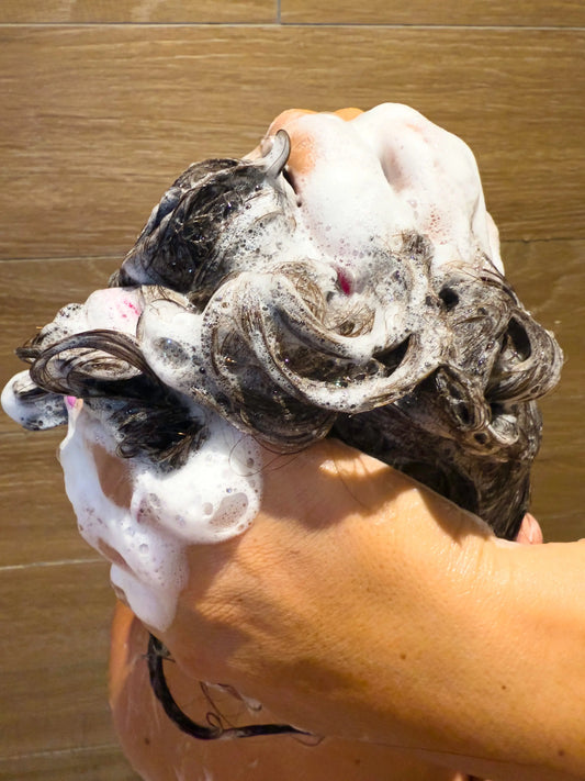 Femme se lavant les cheveux shampoing bio lait d'ânesse