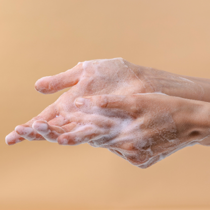 Application savon bio collagène marin lait d'ânesse sur mains
