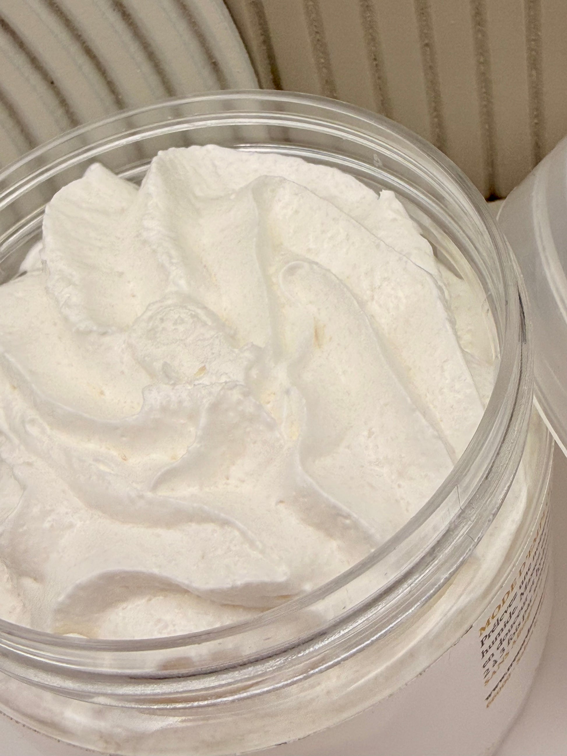 Mousse exfoliante grains de sucre gel douche au lait d'ânesse bio parfum monoï
