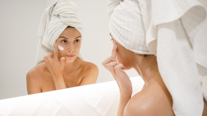 Application crème de jour hydratante bio lait d'ânesse sur visage
