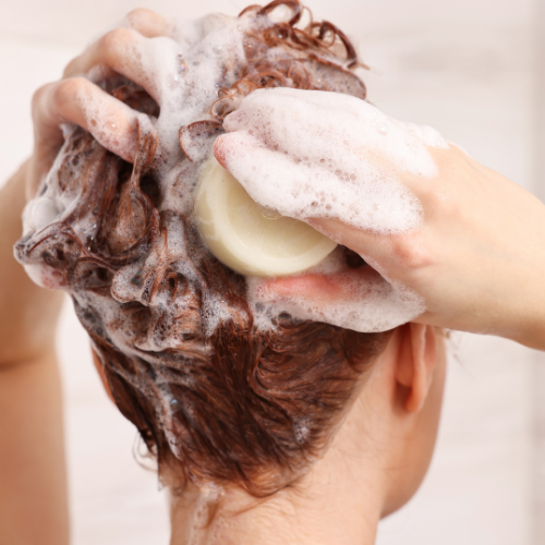 Utilisation shampoing solide bio lait d'ânesse shikakai sur cheveux
