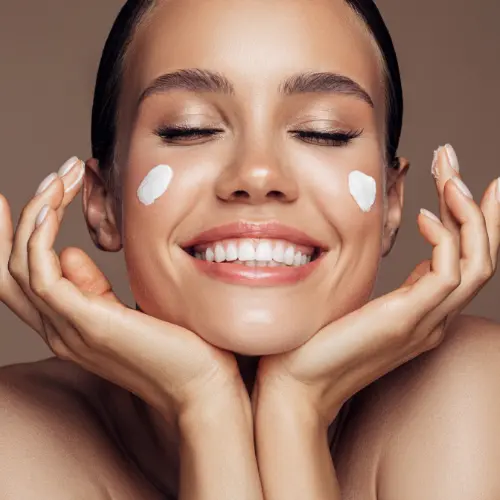 Application de crème visage, univers cosmétique Trésor d’Ânesse